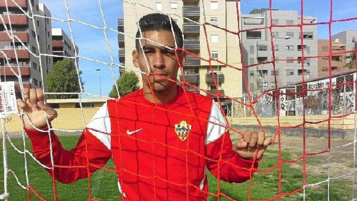 Dani Romera tiene la cabeza llena de goles para el Almería.