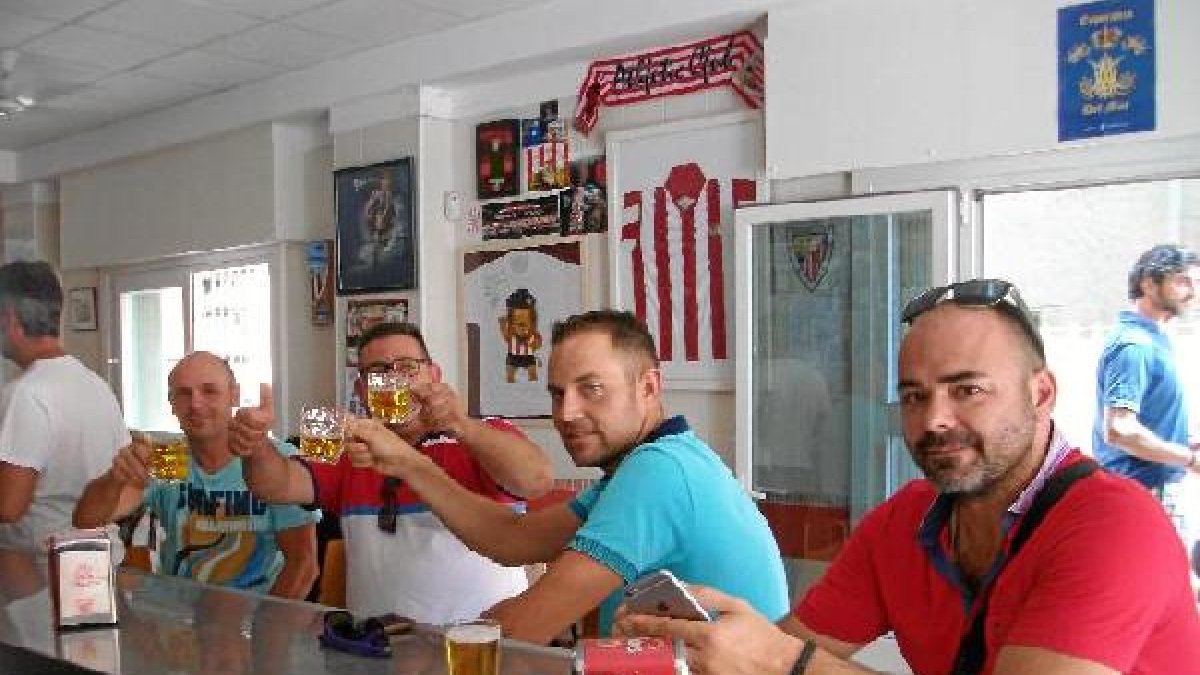 Por Jero brindan los clientes del bar.