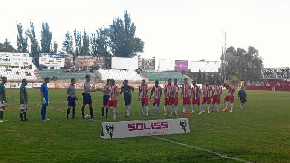 El Almería saludando al Toledo.