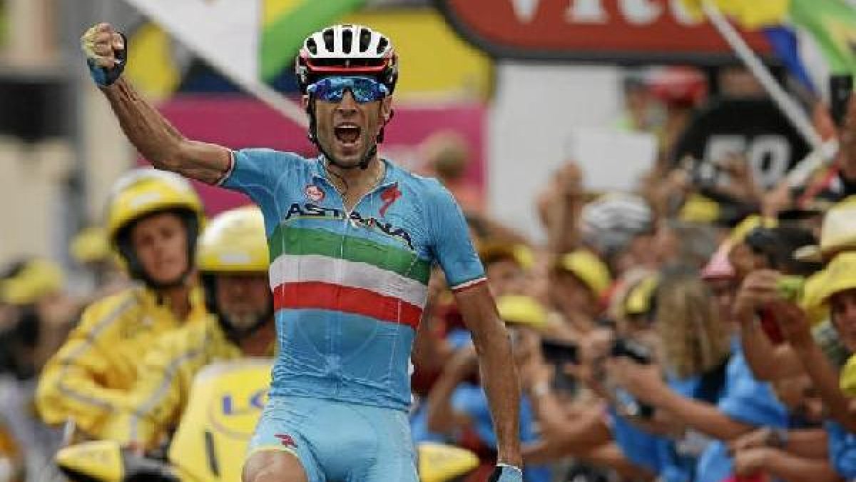 Vincenzo Nibali celebra su heroica victoria en La Toussuire