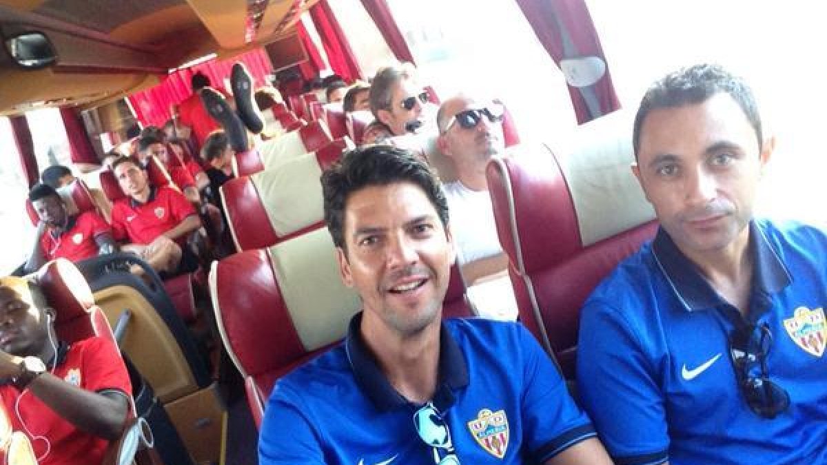 Fran Simón y Pedro Serrano en el autocar.