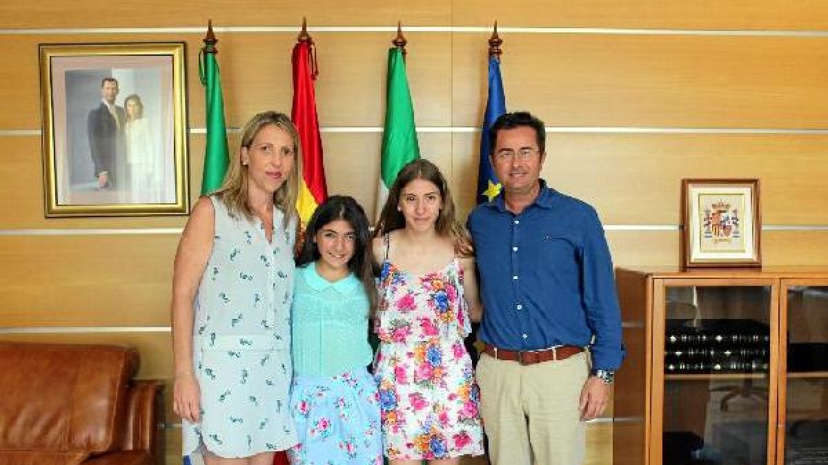 El alcalde con la atleta ejidense.