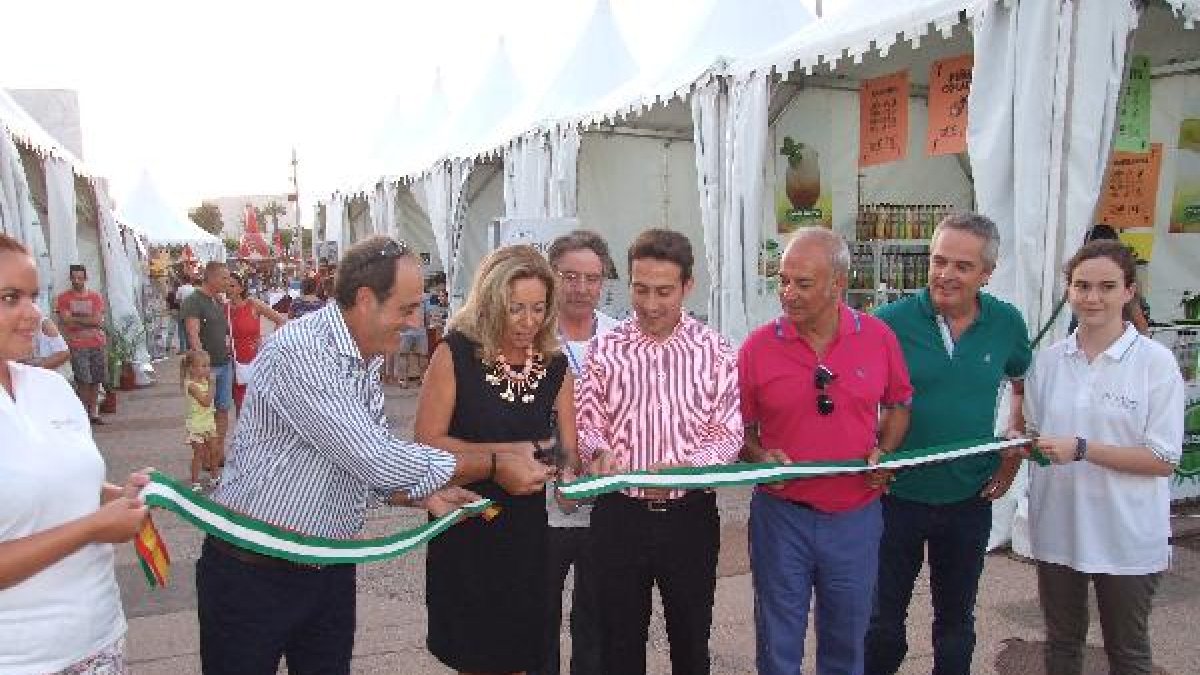 Lola de Haro, concejala; y Óscar Liria, diputado Provincial; cortan la cinta inaugural de la Feria de la Cerveza, en El Toyo