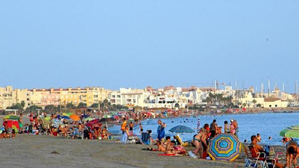 Bañistas  en una de las playas de Almerimar, en El Ejido, donde los hoteles rozan el completo.