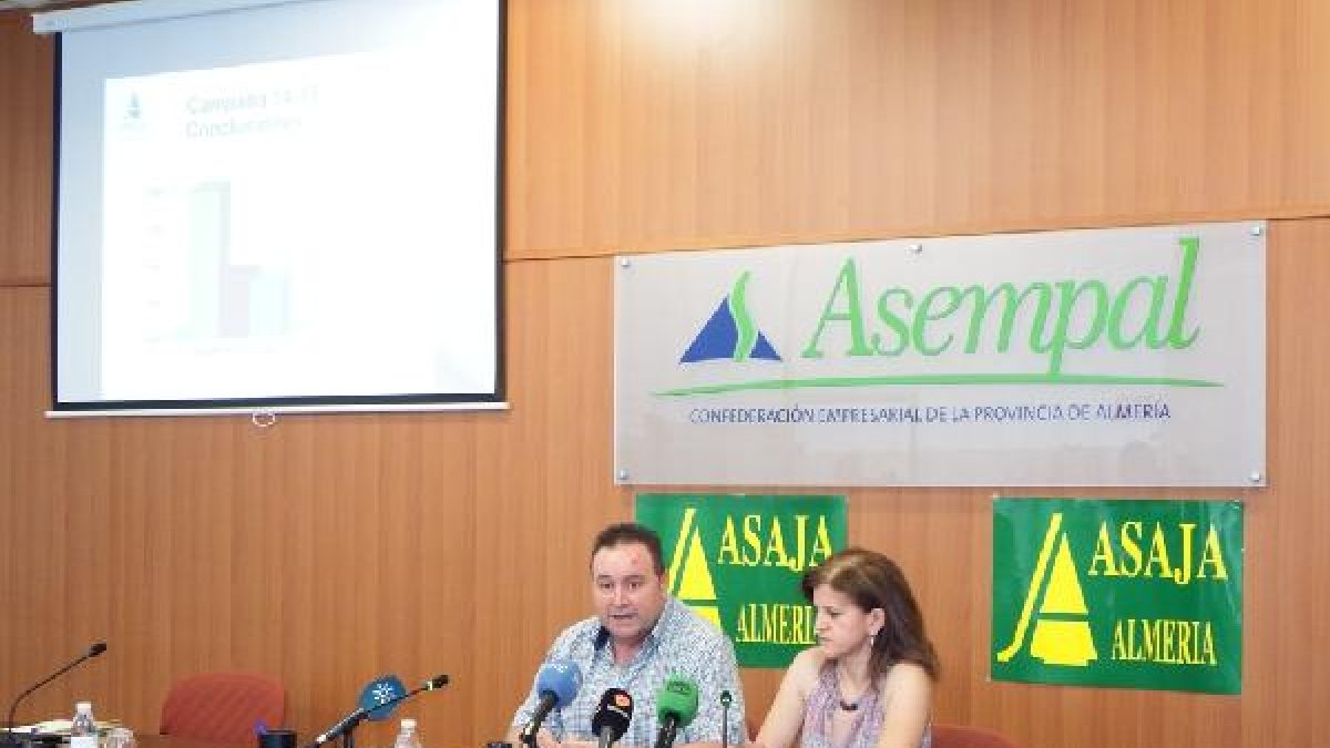 Miembros de Asaja durante la rueda de prensa.