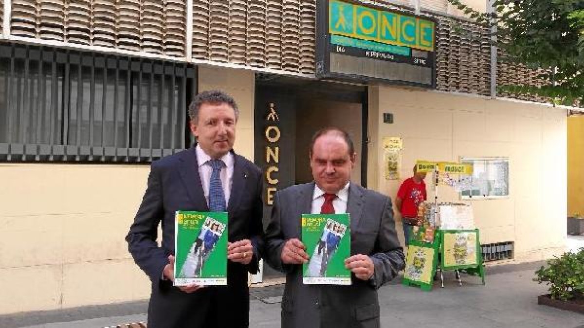 Imagen de Cristóbal Martínez y Pascual Gualda  frente a la sede de la ONCE en Almería