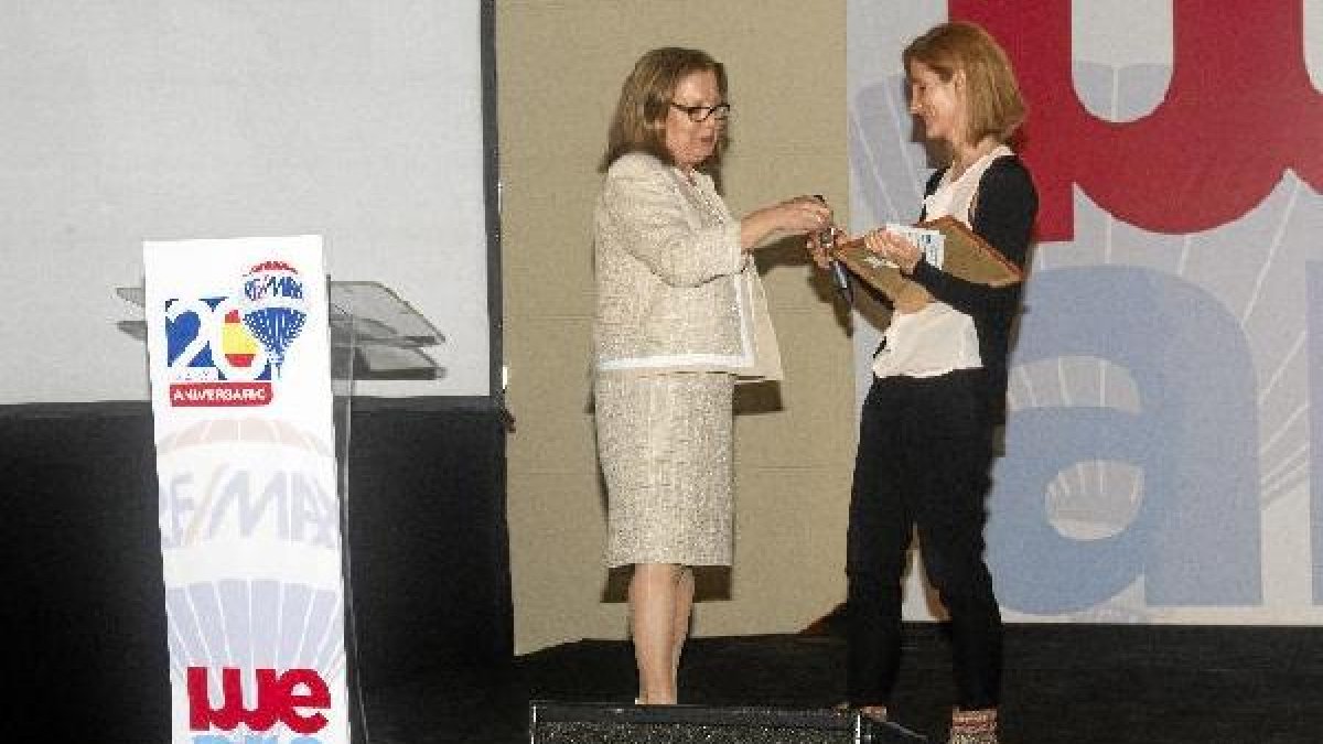 La dueña de la vivienda entrega las llaves.