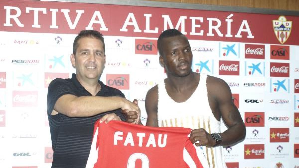 Alberto Benito y Mohammed Fatau se dan la mano.