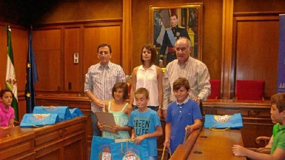 Martín Doblado con la diputada Ángeles Martínez y Pedro López Galdeano.