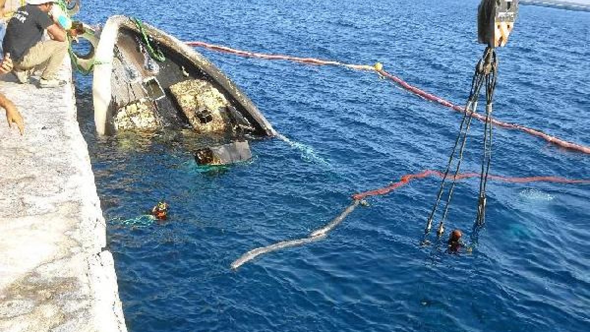 Los buzos trabajan para reflotar la nave