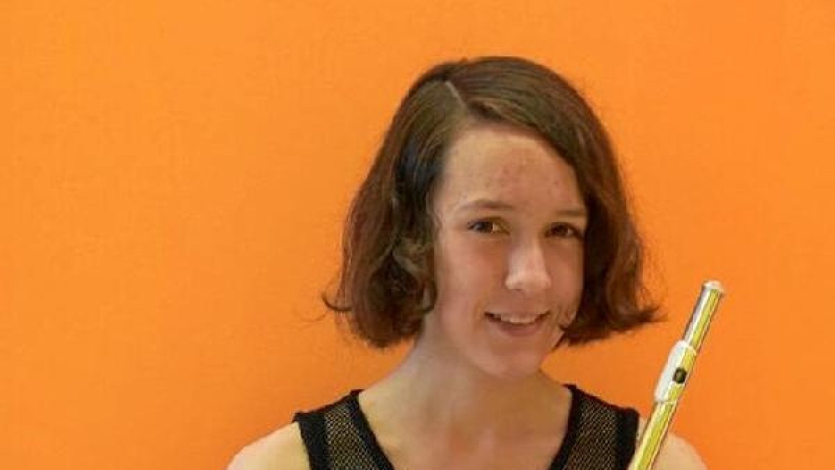 La joven estudiante de música, con su flauta.