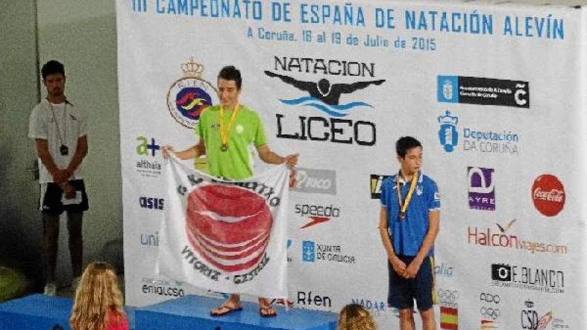 Miguel Guerrero en el podio con la medalla de bronce