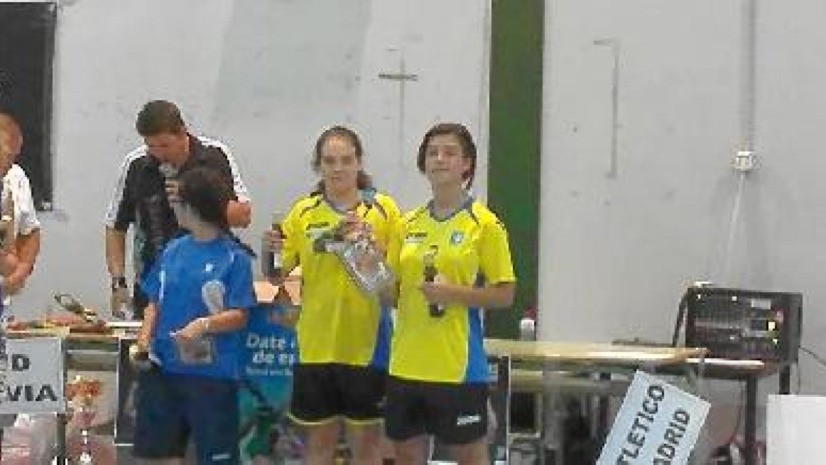 Virtu e Itziar en el equipo de gala del evento.