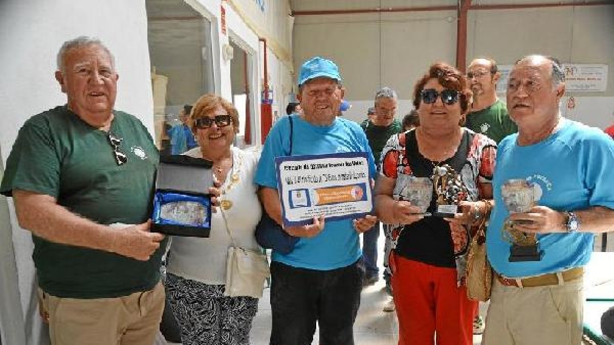 Primeros clasificados con los trofeos conquistados.