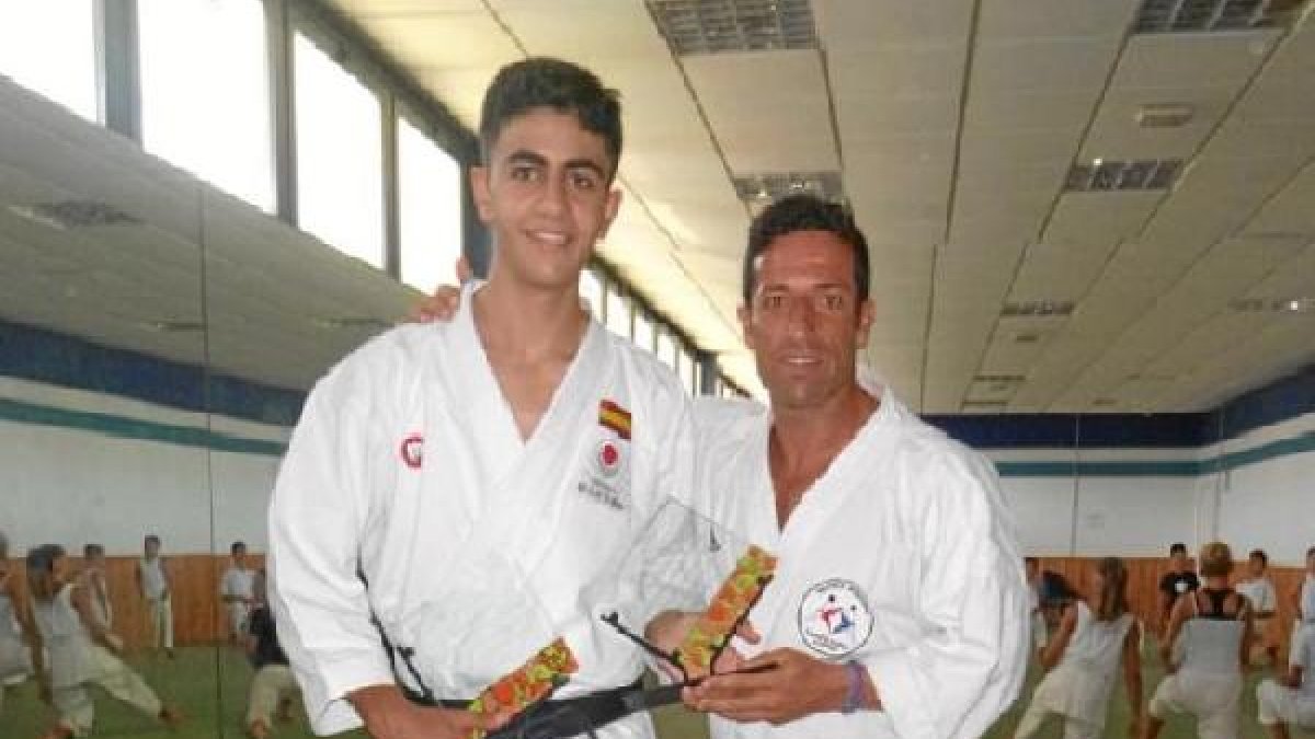 Areg con los premios junto a su entrenador.