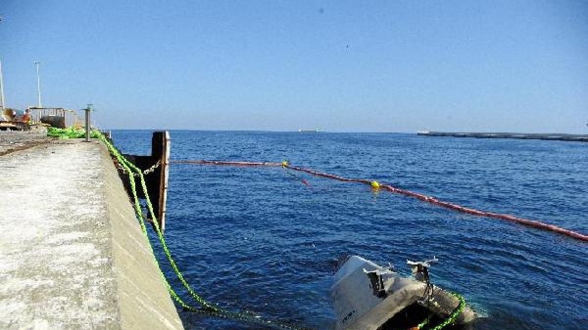 La proa del yate aún es visible en el puerto