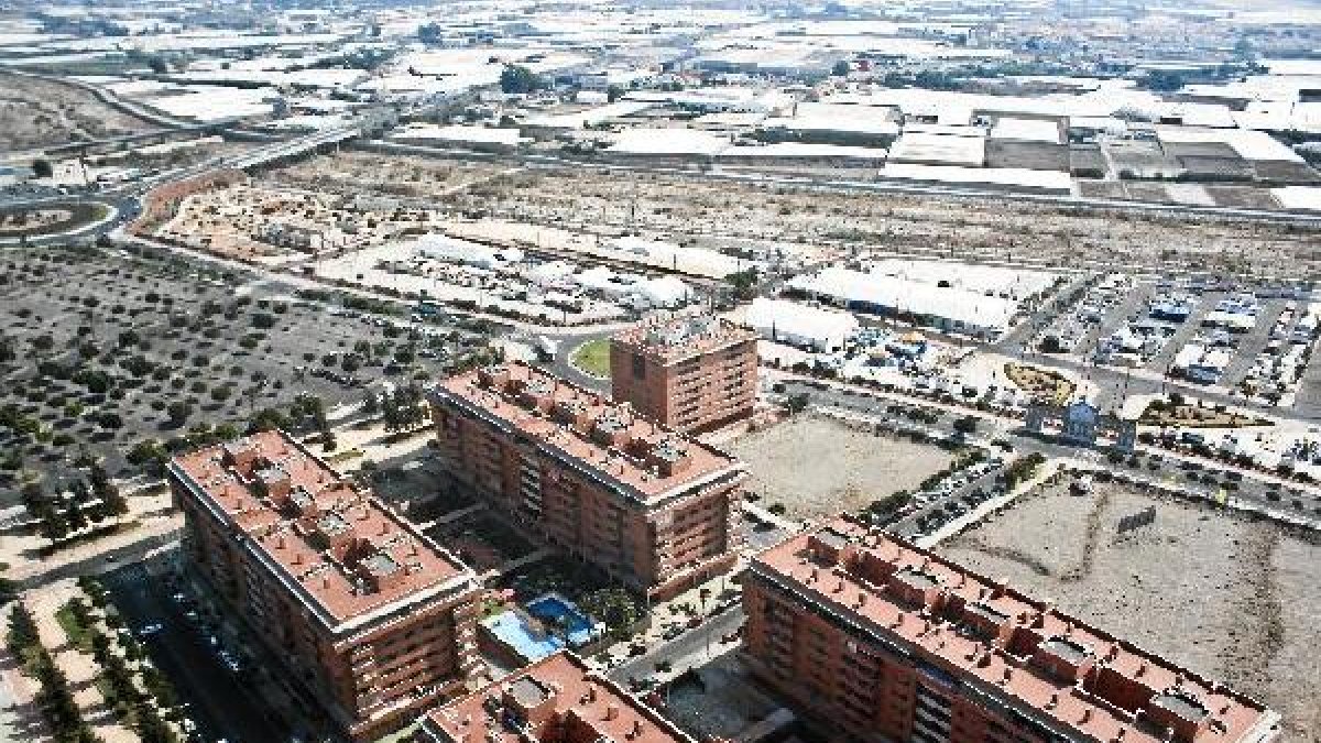 Almería está ya cercada por los invernaderos