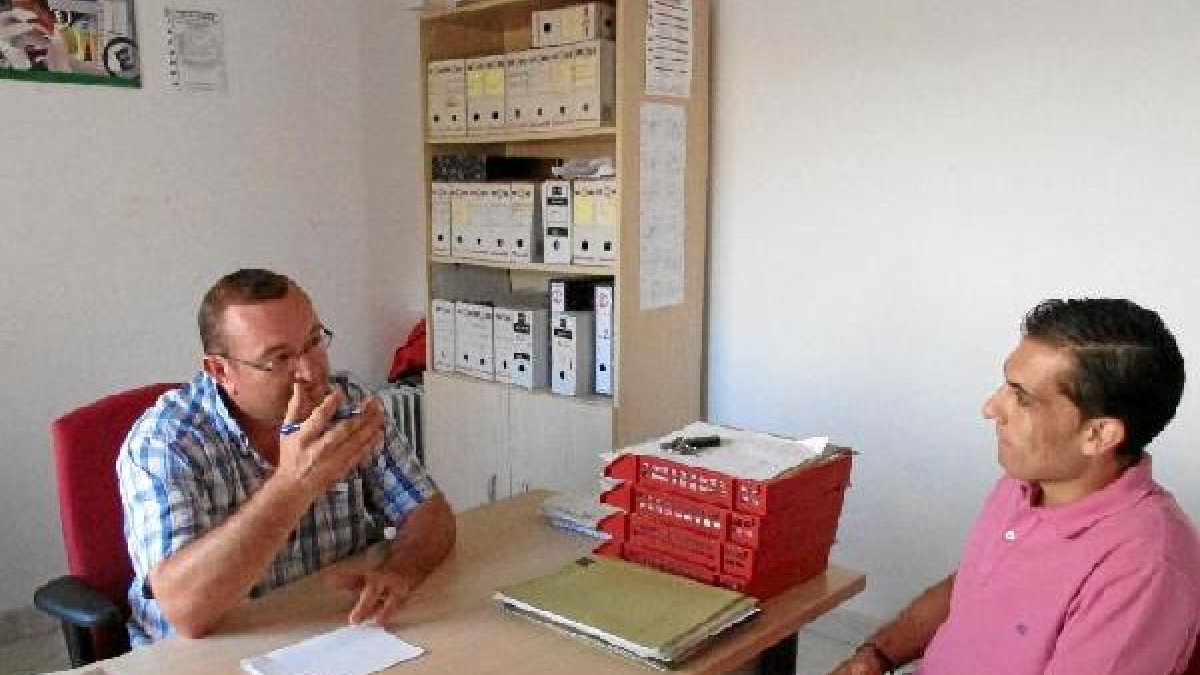 El concejal Alberto Clemente y Antonio Pérez, técnico responsable del CADE.