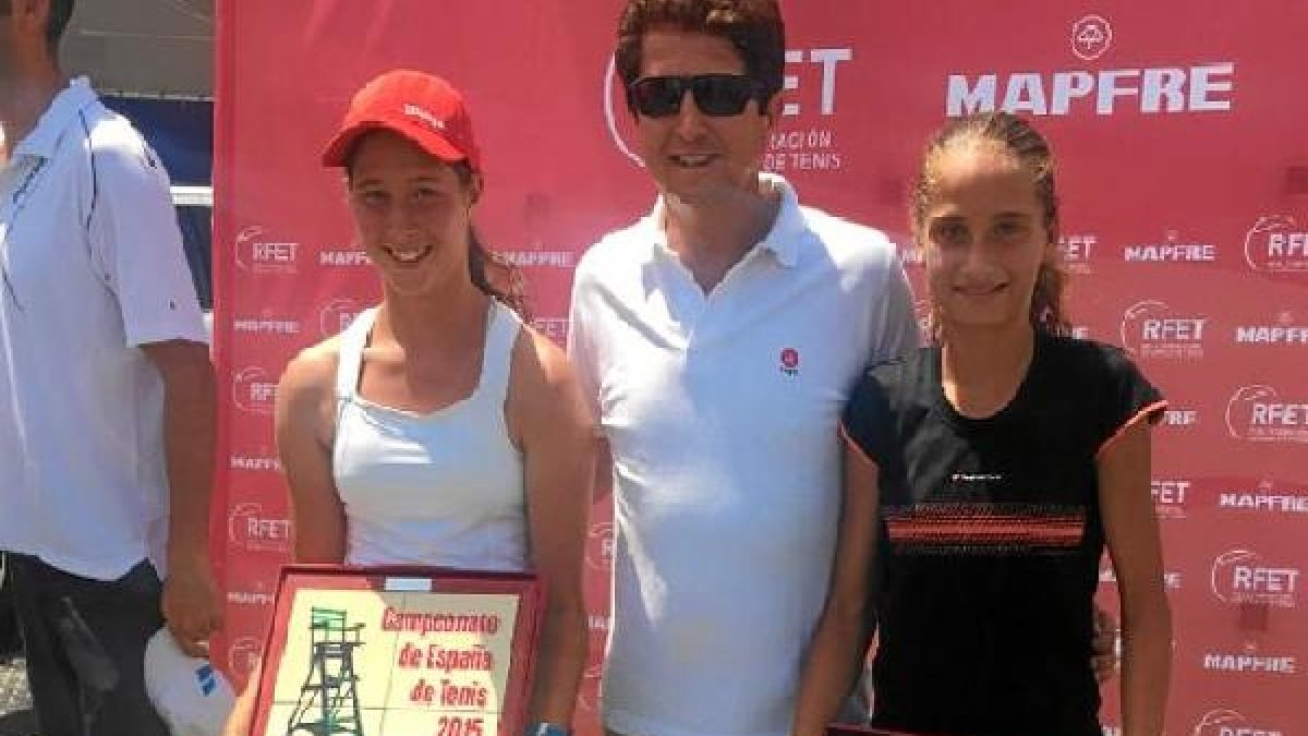 La tenista almeriense con una compañera de selección.