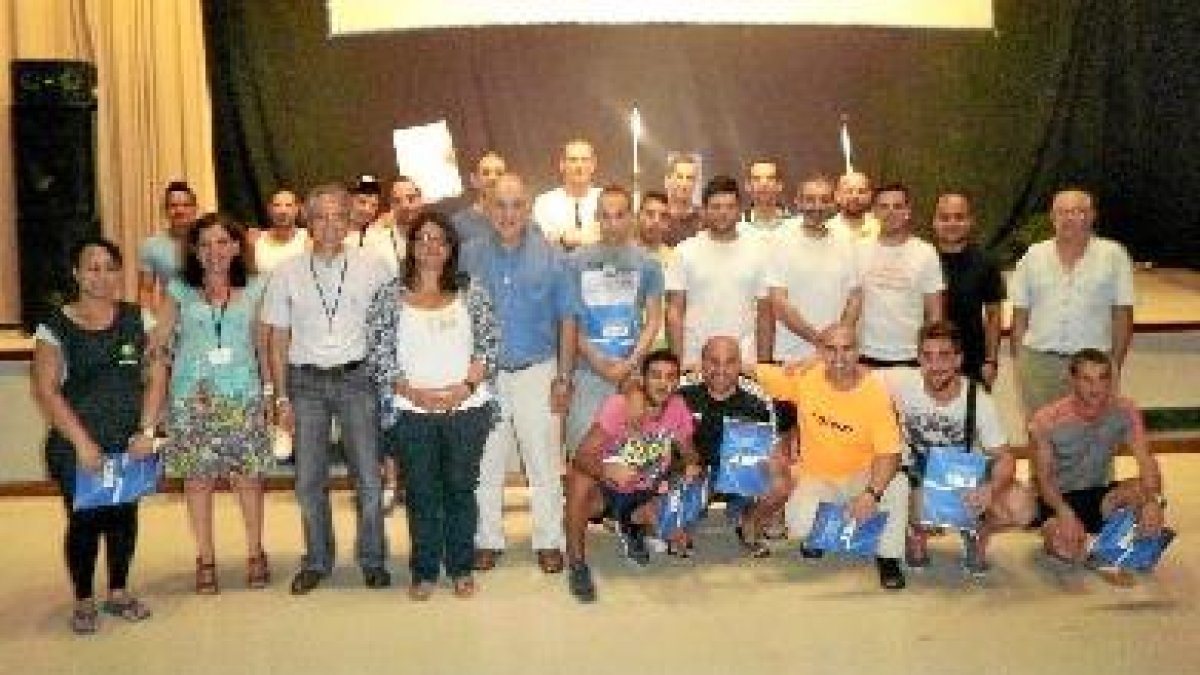 Diplomados de El Acebuche posan con el presidente Martín Doblado.