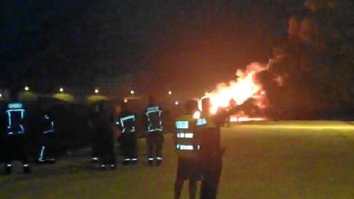 Imágenes del fuego en el yate y de los trabajos de bomberos y Salvamento Marítimo la madrugada del domingo.