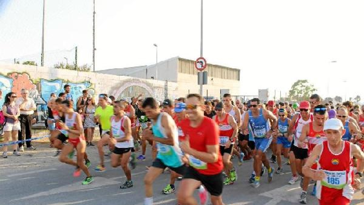 Los corredores tomando la salida.