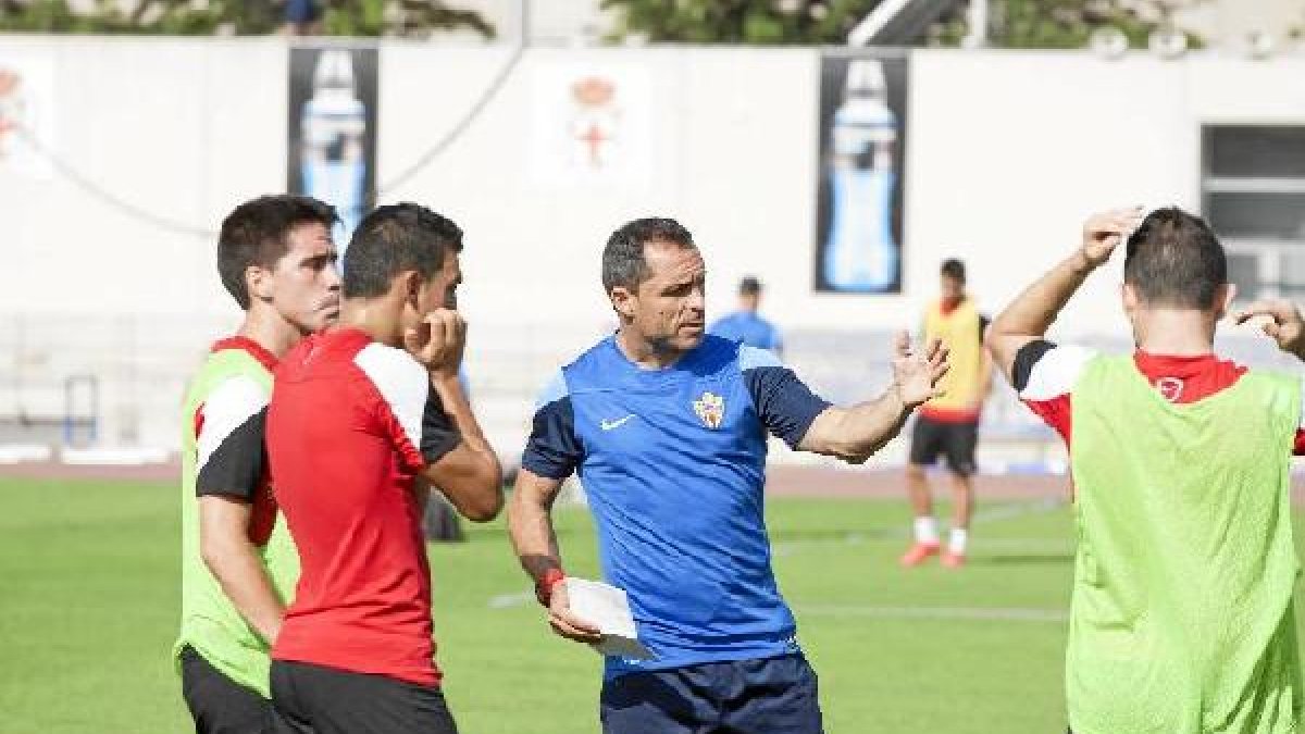 Sergi Barjuan hace indicaciones a sus jugadores.