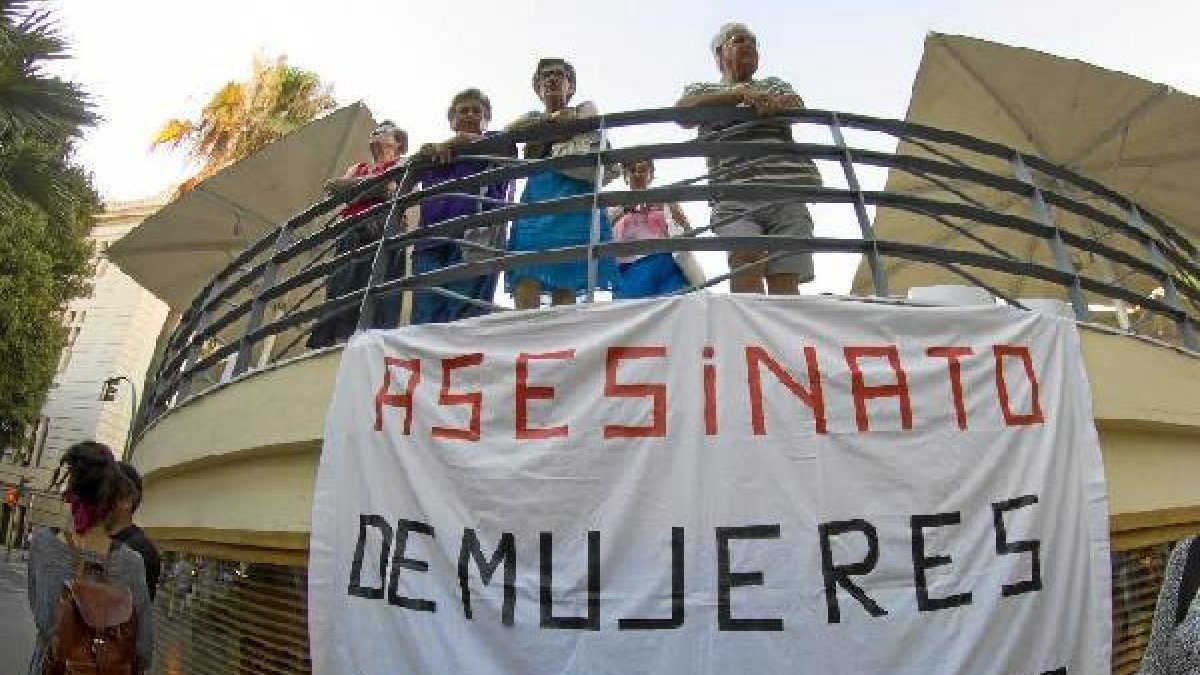 Concentración contra la violencia de género en el mirador de la Rambla de Almería.