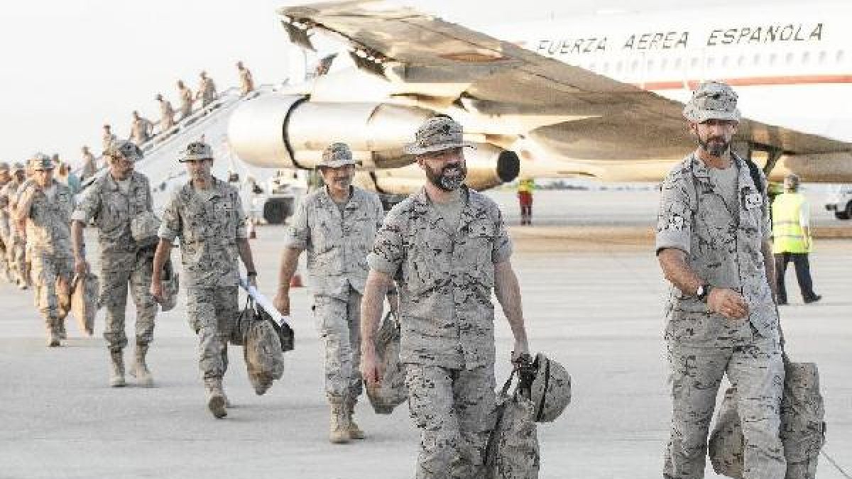 Legionarios bajando del avión en el aeropuerto de Almería.