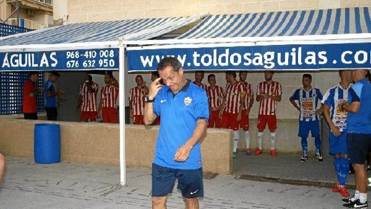 El entrenador del Almería tiene la cabeza llena de fútbol.