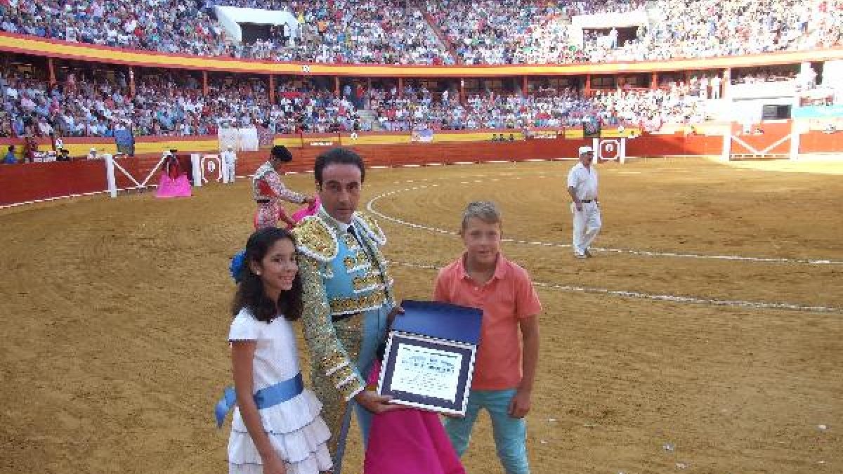 Enrique Ponce recibe una placa de la Peña Taurina de Roquetas, por su XXV aniversario de su alternativa