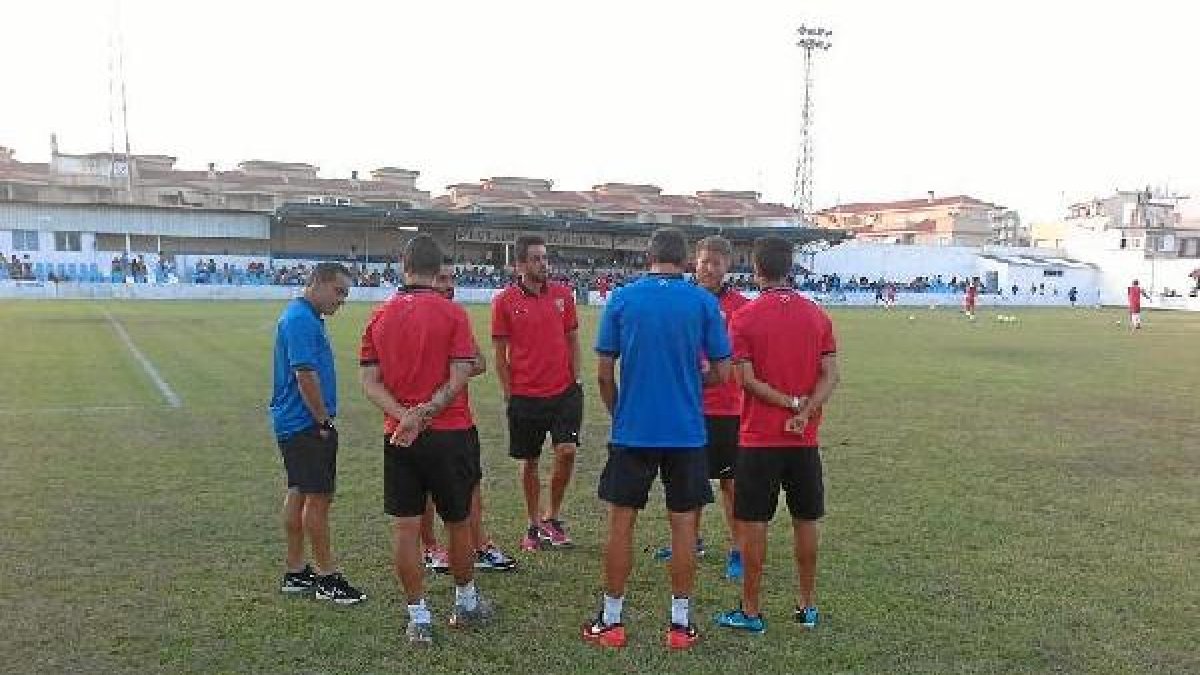 Sergi charlando con sus jugadores.