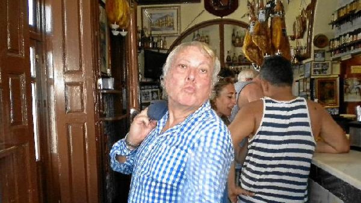 El Peke, haciendo su famoso número de Rapahel frente a la barra de Casa Puga, uno de sus escenarios preferidos.