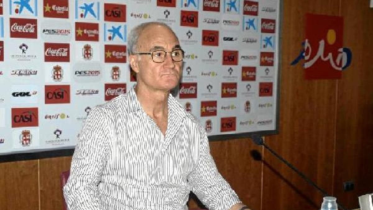 El doctor Ripoll en la sala de conferencias del Estadio Mediterráneo.