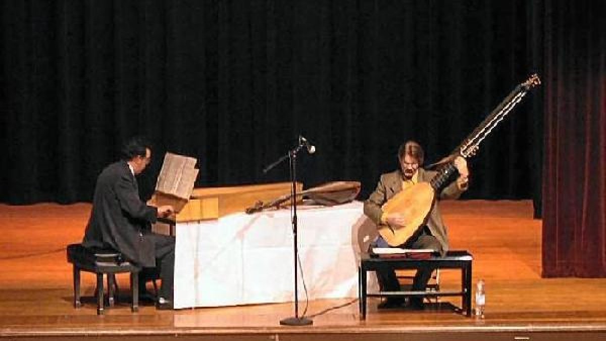 Momento de la actuación de Armando Fuentes y Álvaro Huertas.