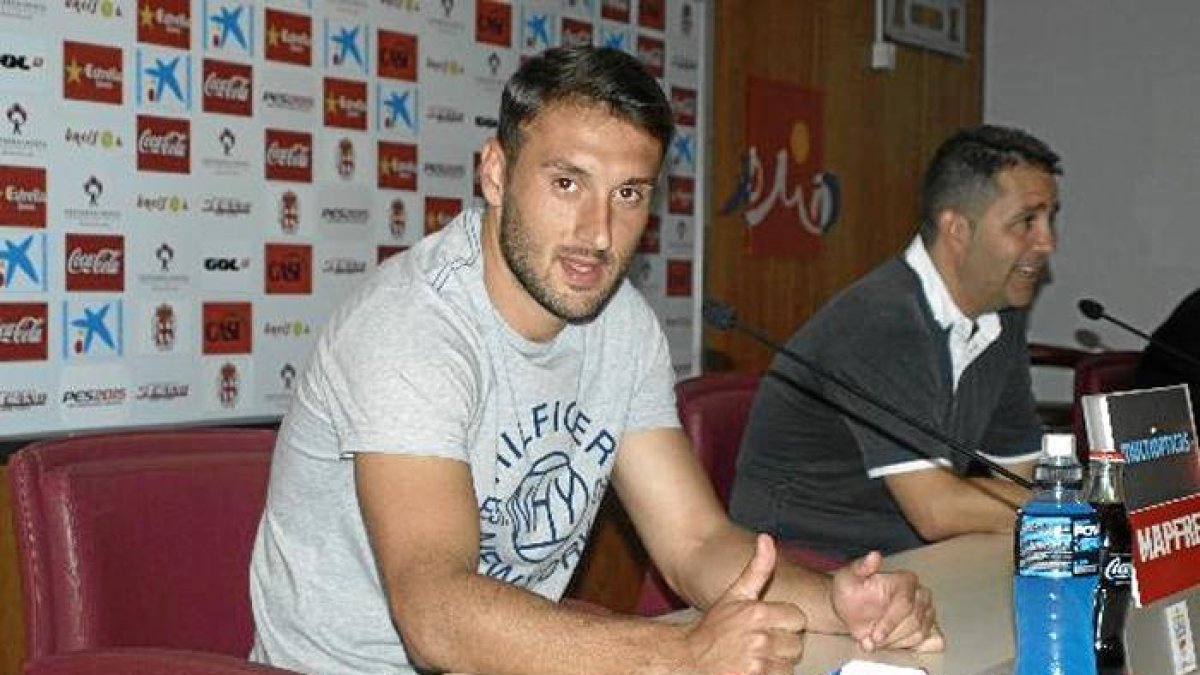 Eldin Hadzic da el OK a LA VOZ durante la presentación.