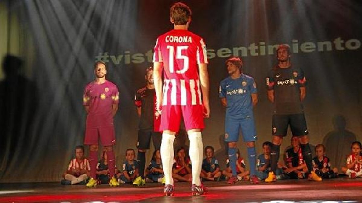 Corona seguirá luciendo el número 15 en su camiseta.