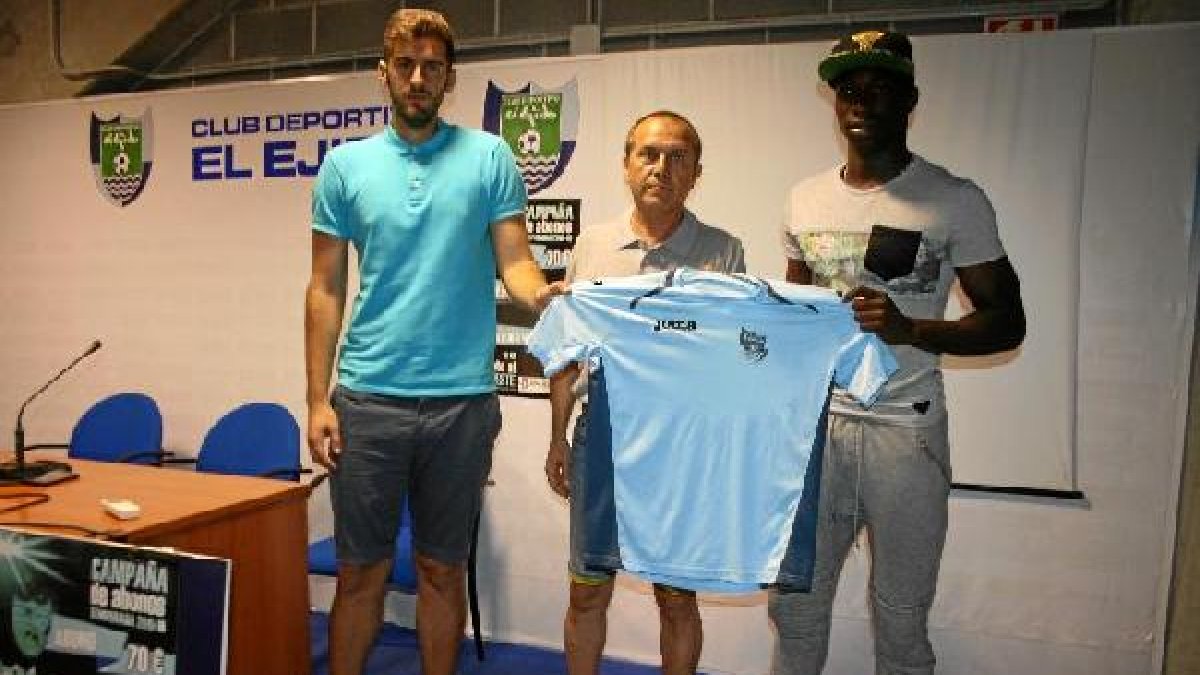 García y Dominique presentados en la sede celeste.