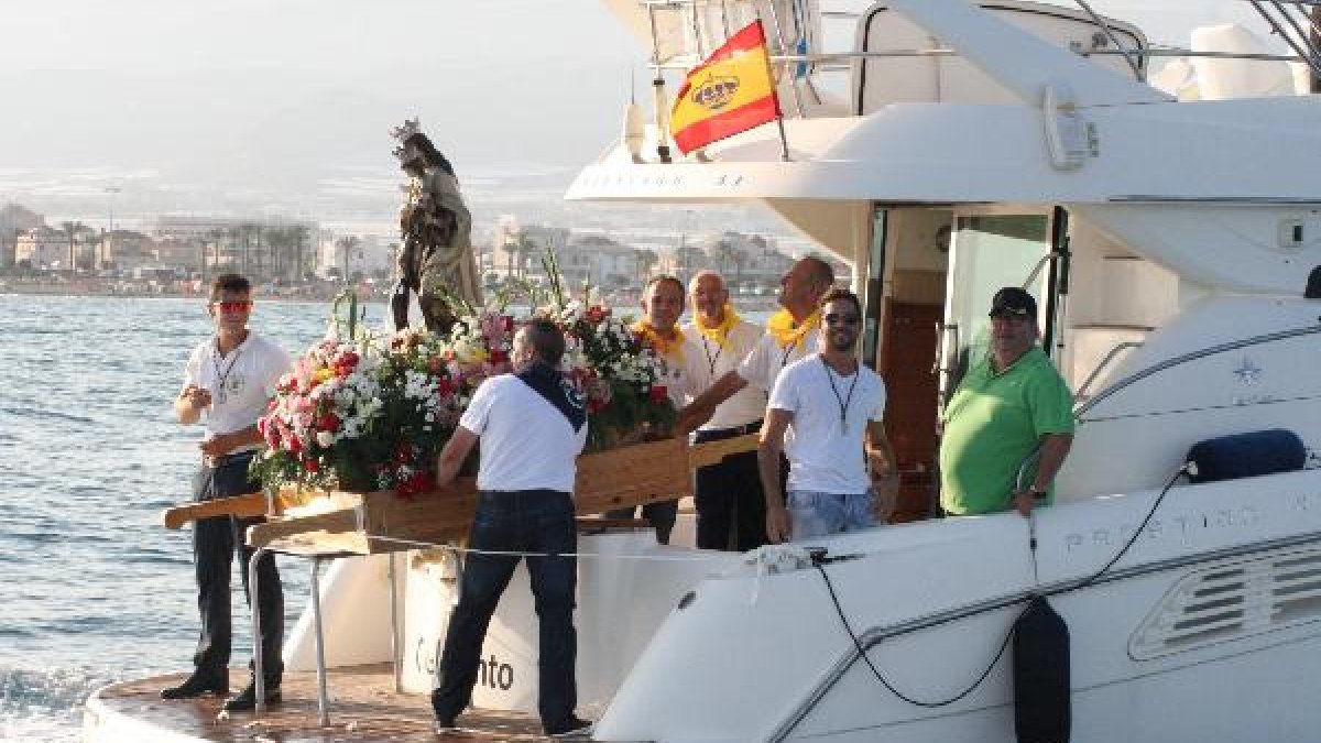 La Virgen del Carmen procesionó en la embarcación de David Bisbal.