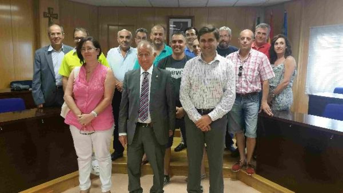 Alcalde, concejal y sindicatos tras firmar el acuerdo.