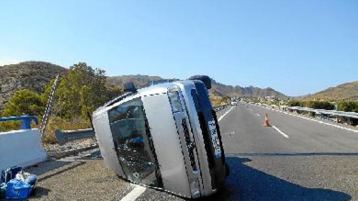 Furgoneta volcada en la Autovía del Mediterráneo, en el término municipal de Lucainena.