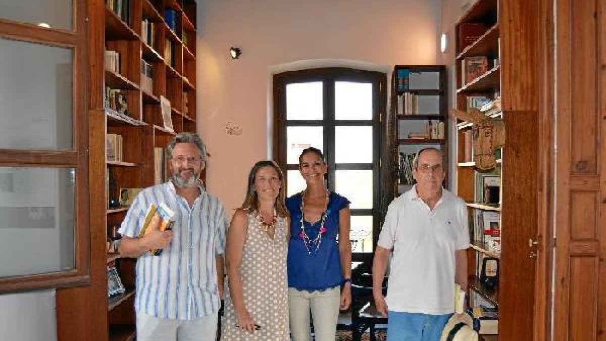 Despacho de Valente ayer con organizadores y participantes en el homenaje.