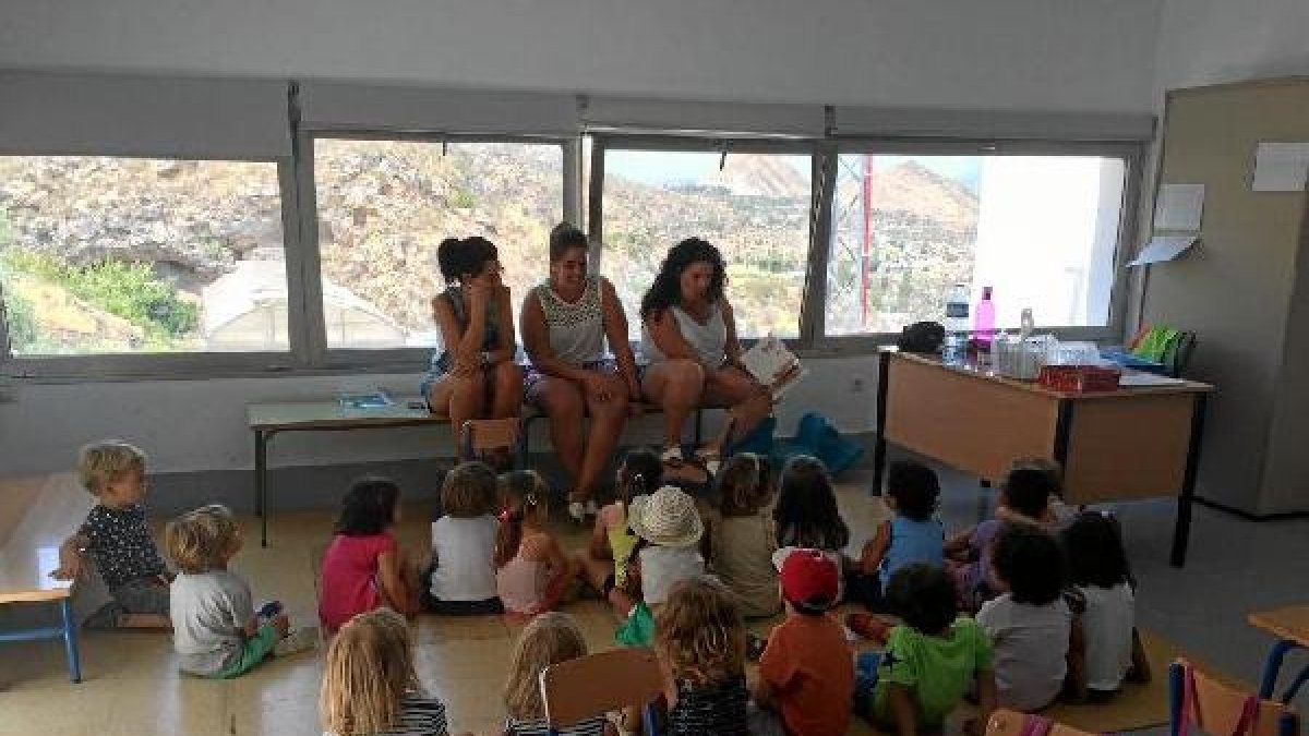 Los pequeños durante un rato de lectura de cuentos.