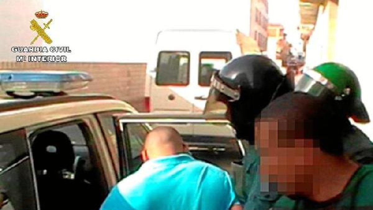 Una de las detenciones realizadas por la Guardia Civil.