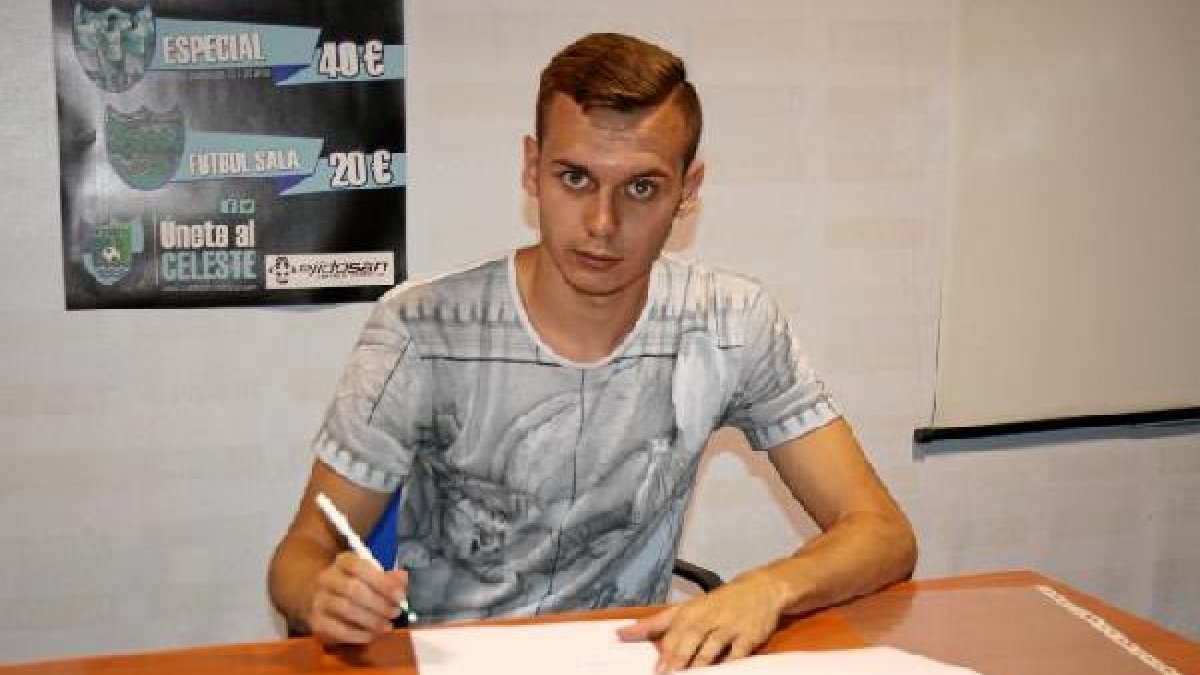 El nuevo delantero firmando su contrato.