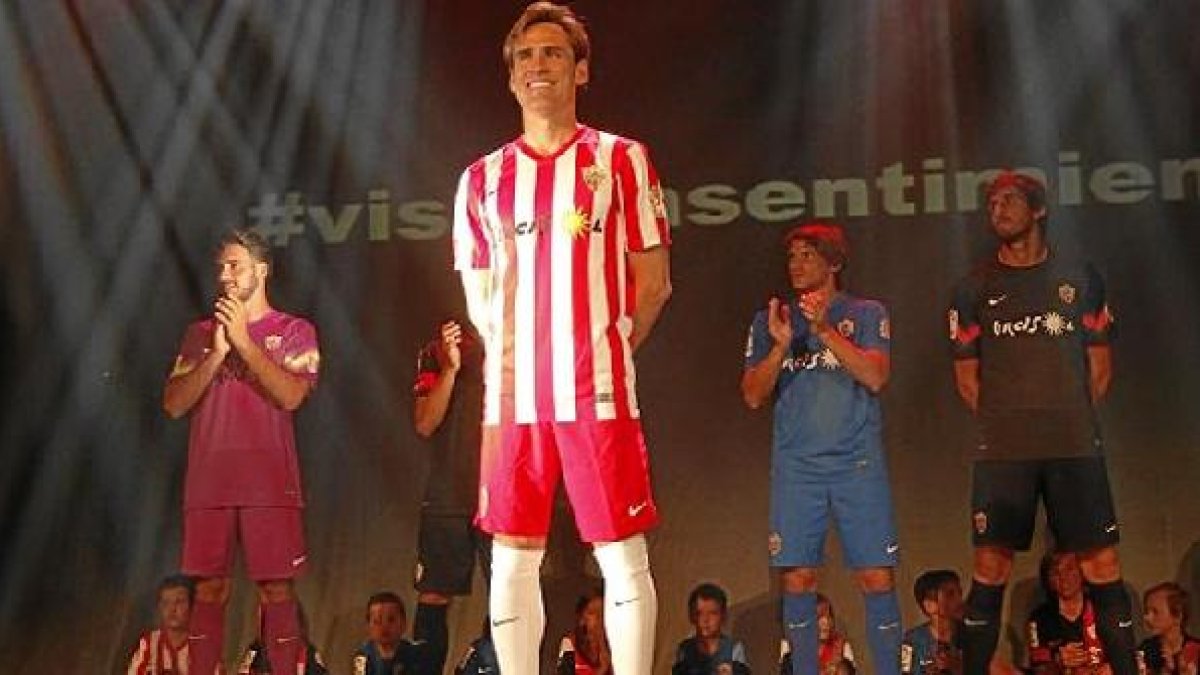 El capitán Corona luciendo la rojiblanca.