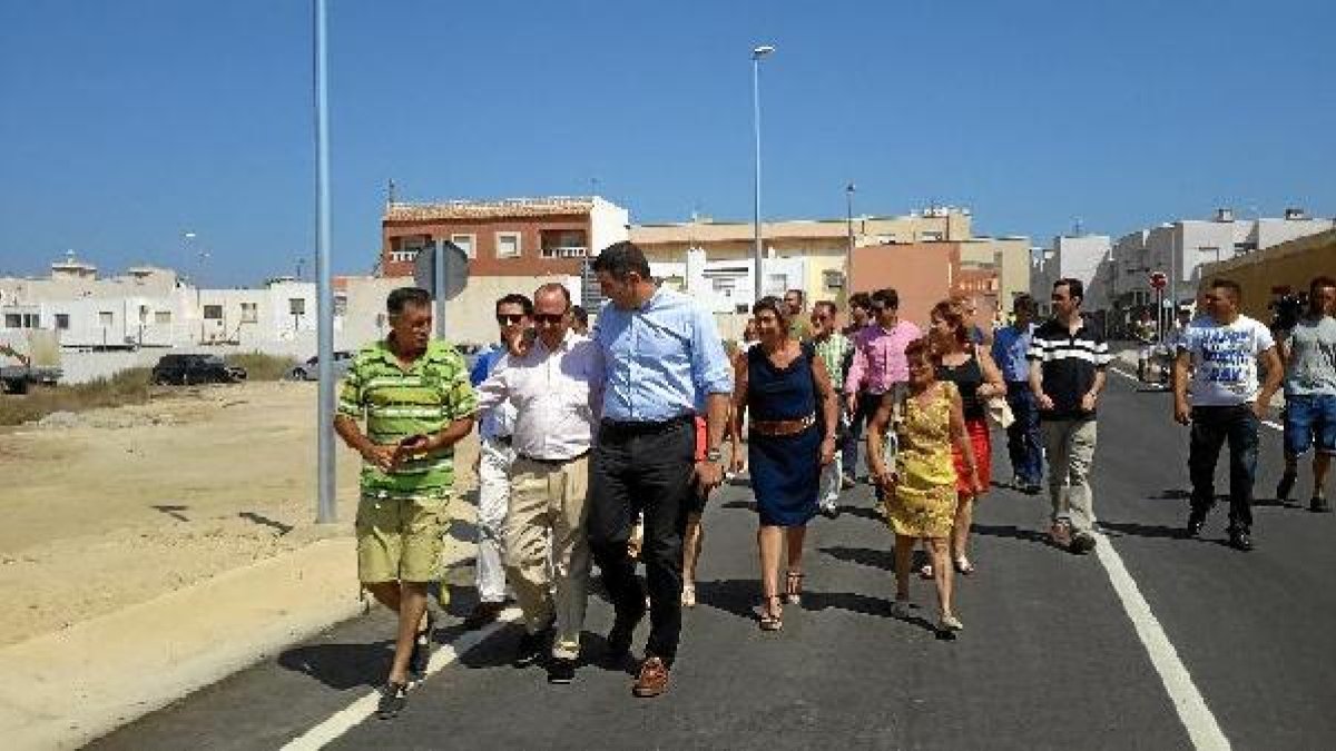 Visita a los nuevos accesos de concejales y vecinos