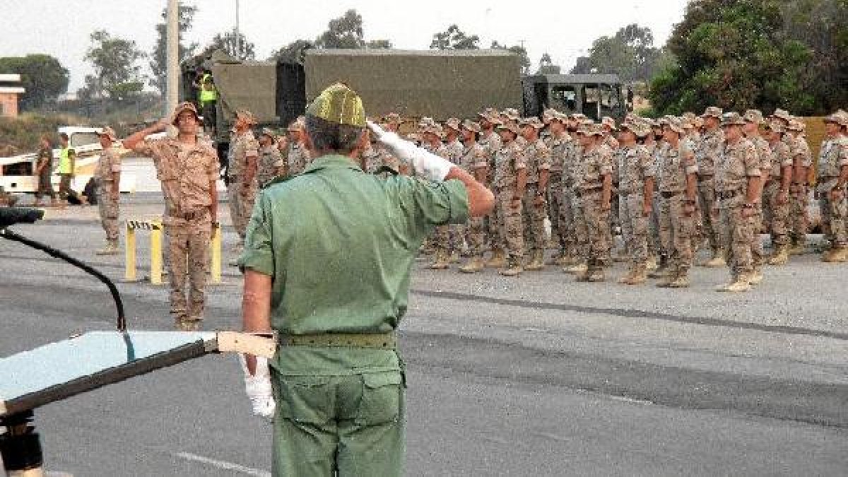 El capitán Rodríguez saluda al general Martín Cabrero en el Aeropuerto de Almería