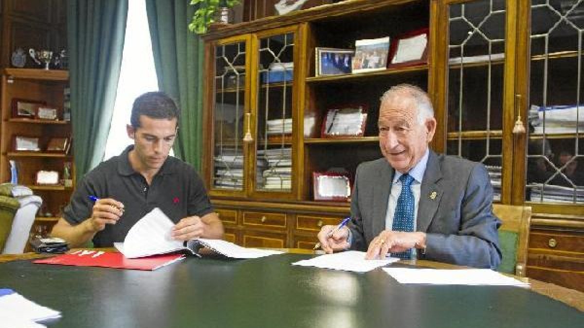 Firma del contrato en la Diputación.