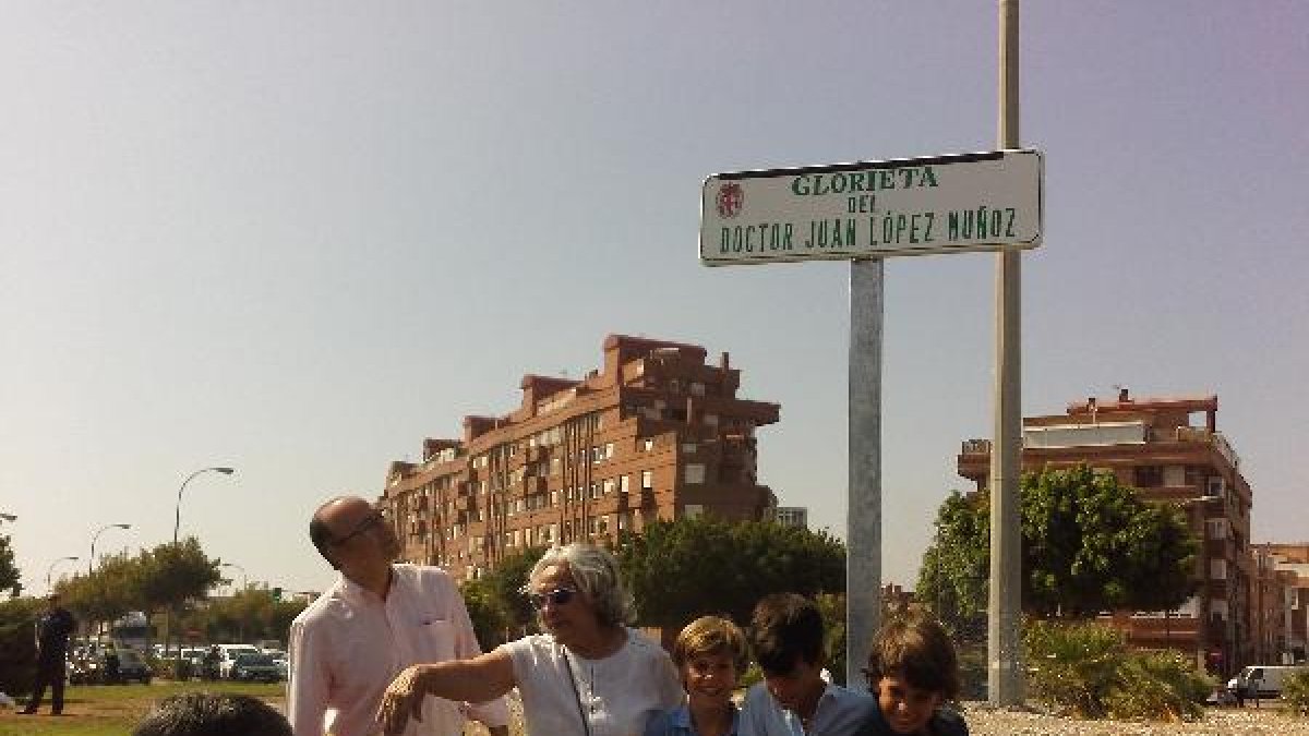 El alcalde Luis Rogelio Rodríguez-Comendador, María Ángeles Carretero y algunos de sus nietos en la glorieta.